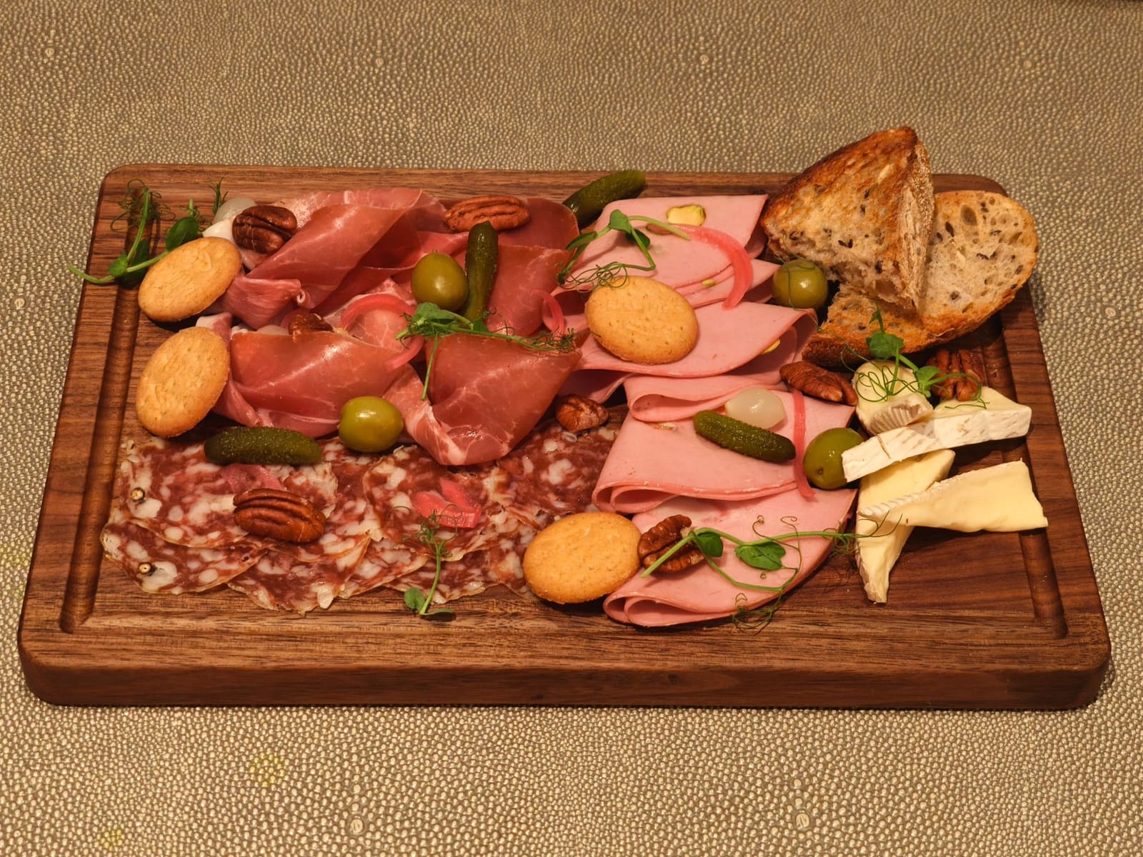 Planche de charcuterie et de fromages avec pain et olives