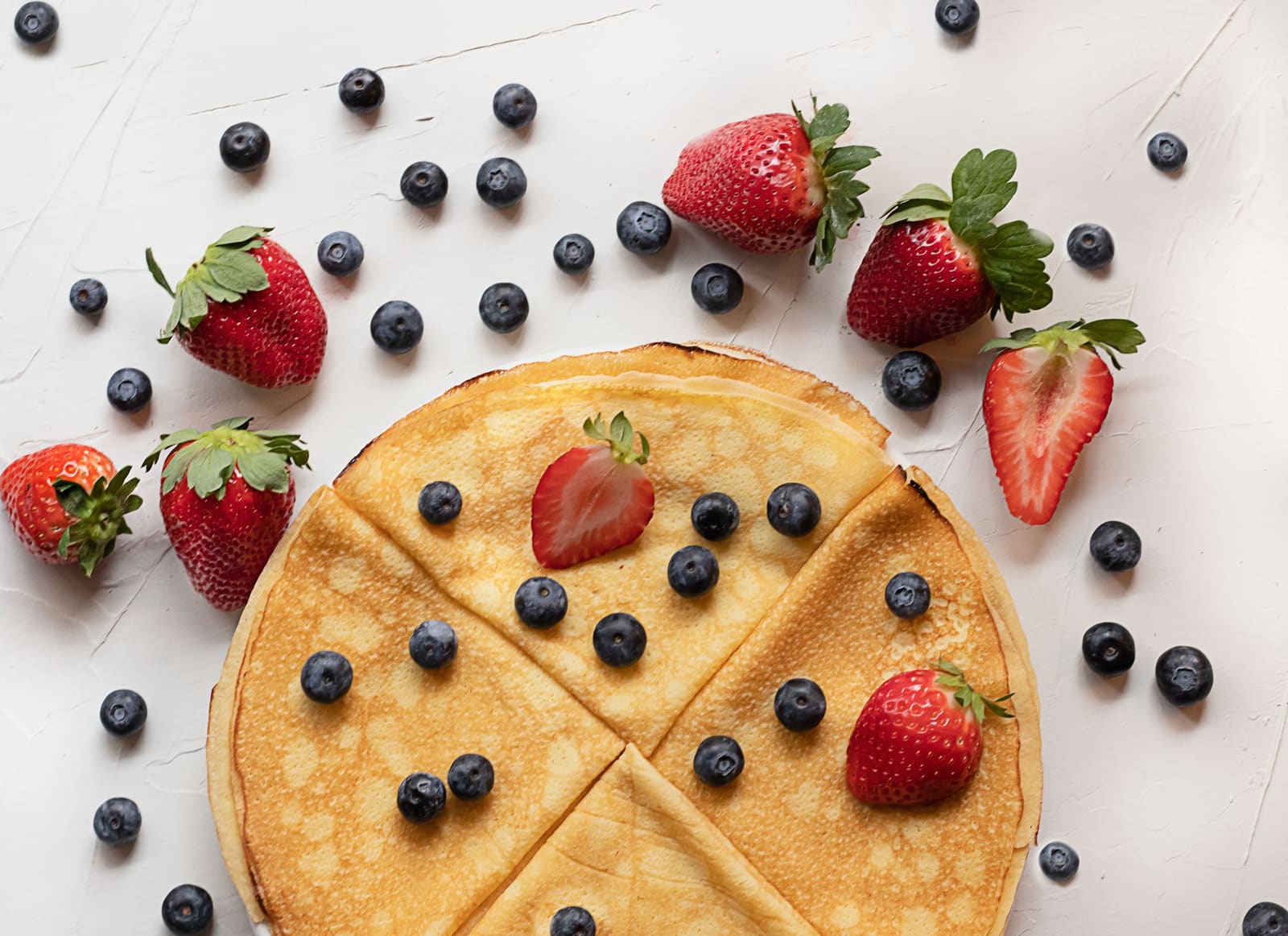 Crêpes garnies de fraises et de myrtilles