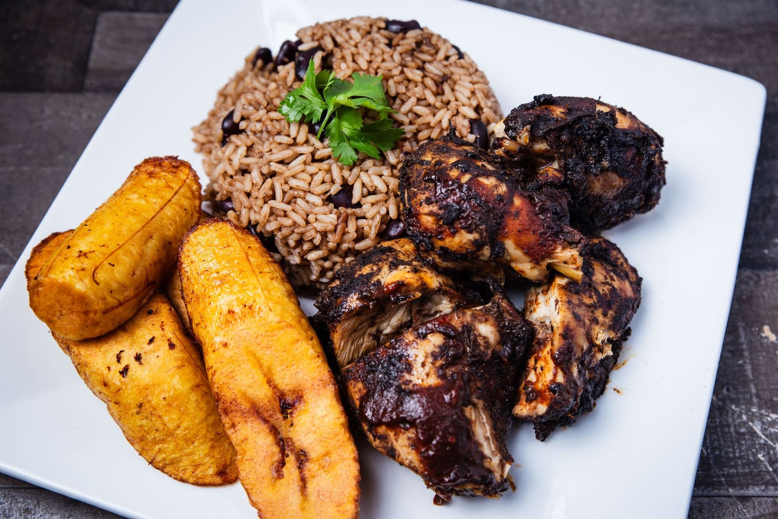 Poulet grillé aux épices, riz aux haricots et bananes plantain frites