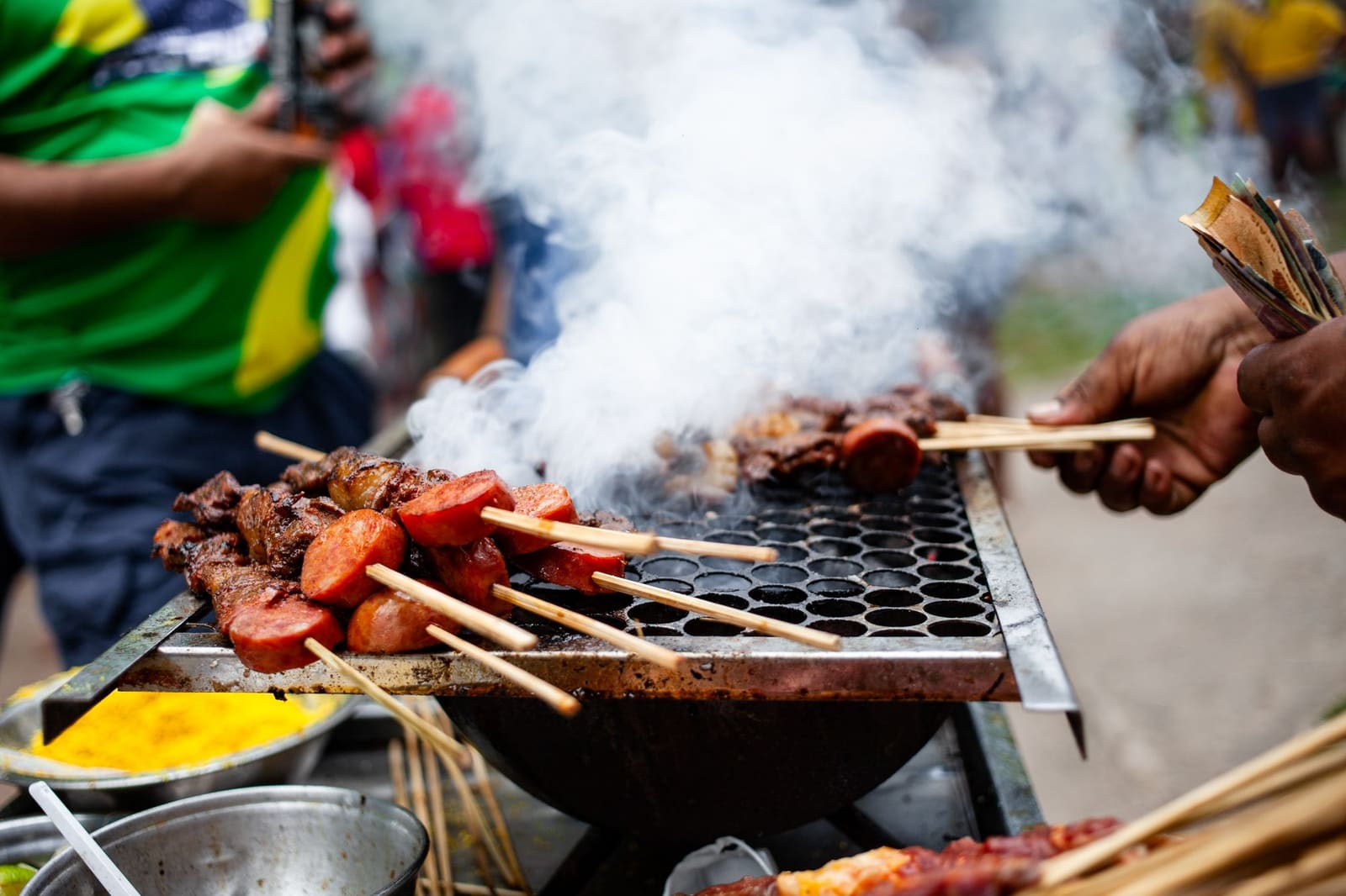 Brochettes de viande grillées sur un barbecue de rue au Brésil