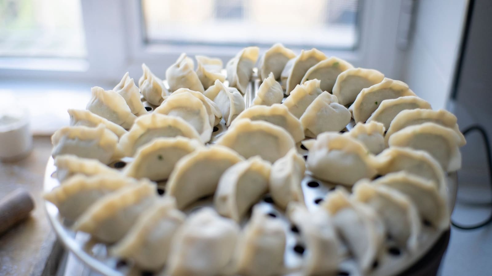 Raviolis chinois dans un panier vapeur