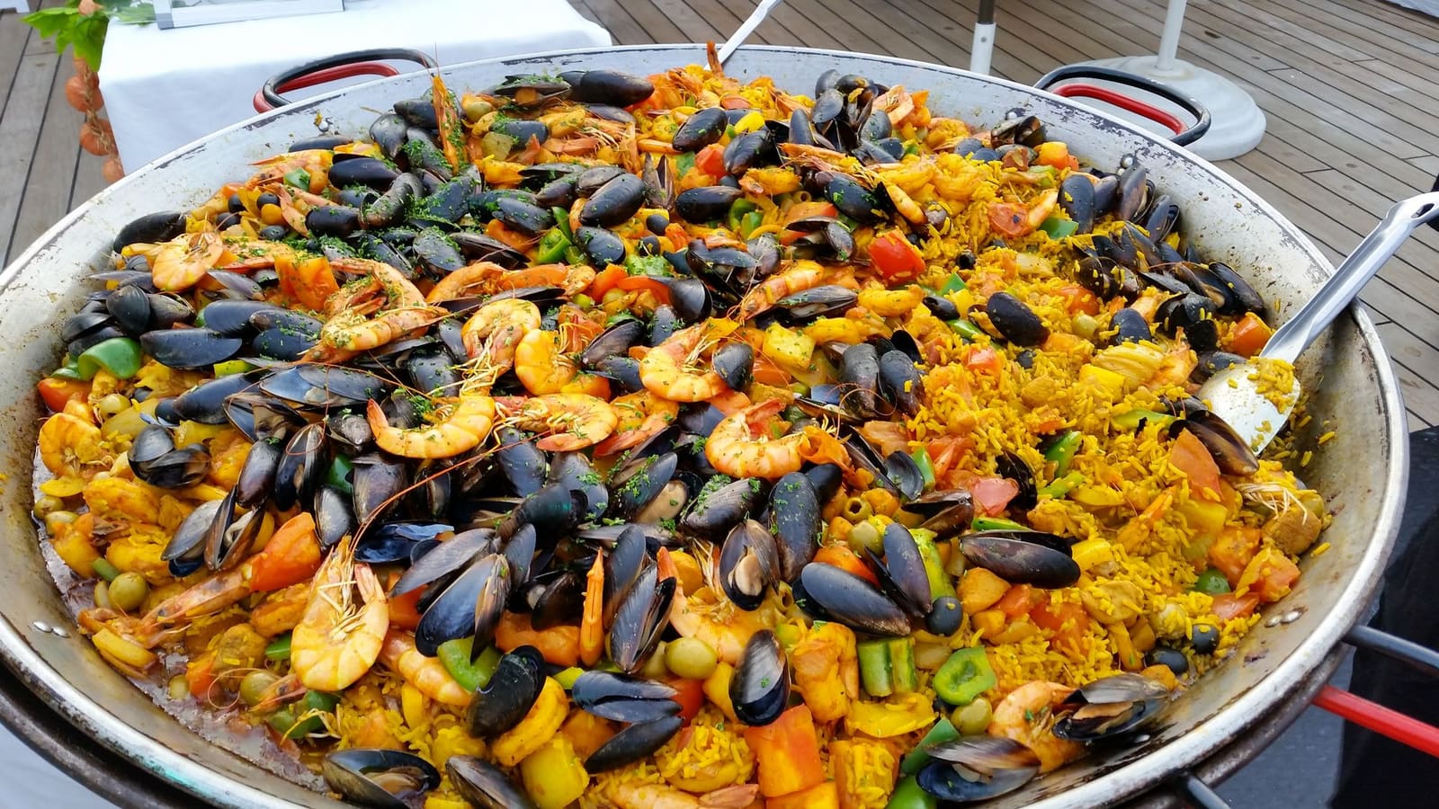 Grande poêle de paella aux fruits de mer