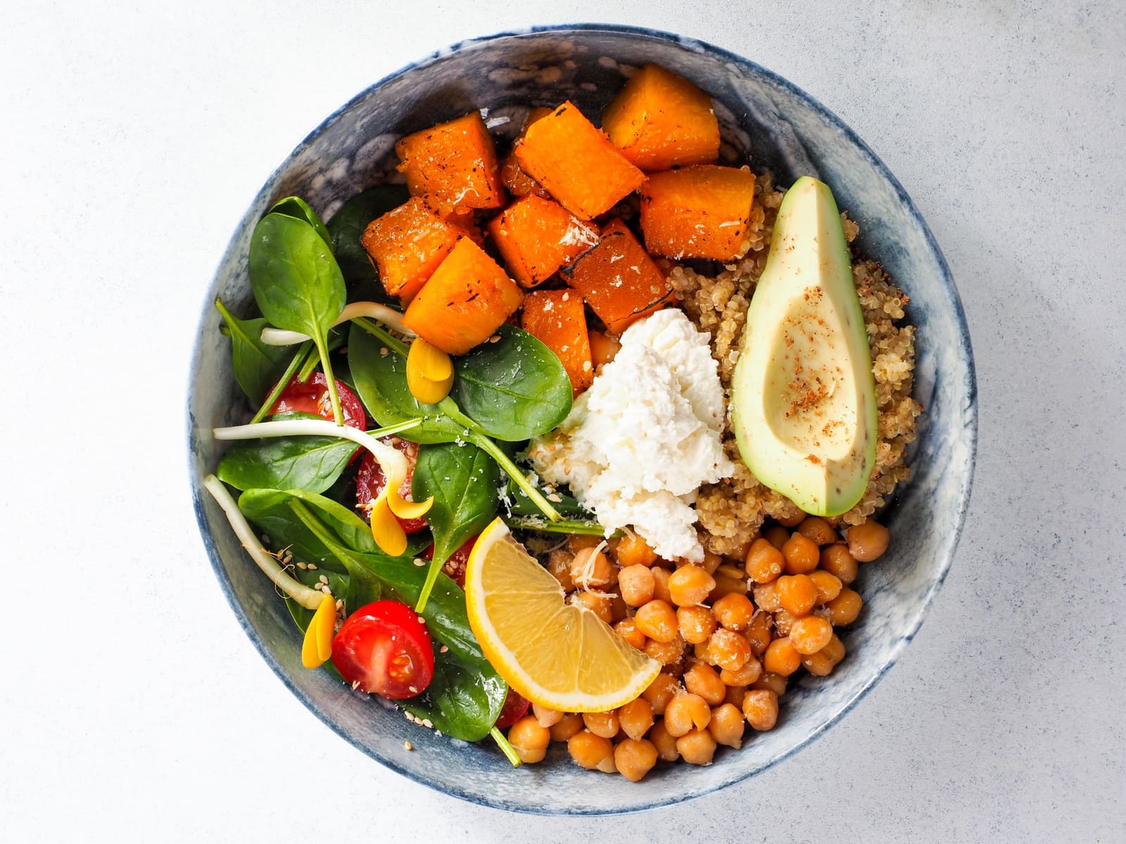 Buddha bowl vegan aux pois chiches, patate douce, avocat et épinards