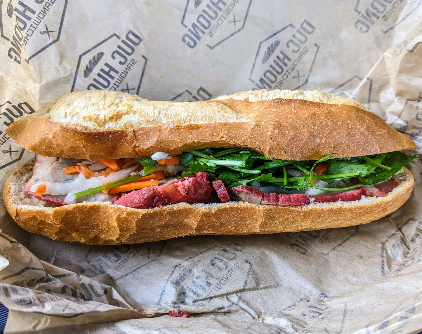 Bánh mì vietnamien garni de légumes croquants et d'herbes fraîches