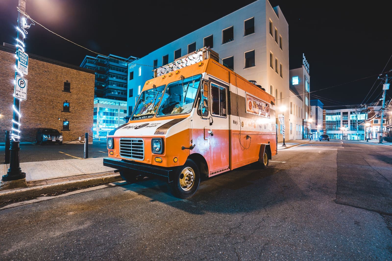 Food truck de style américain stationné de nuit