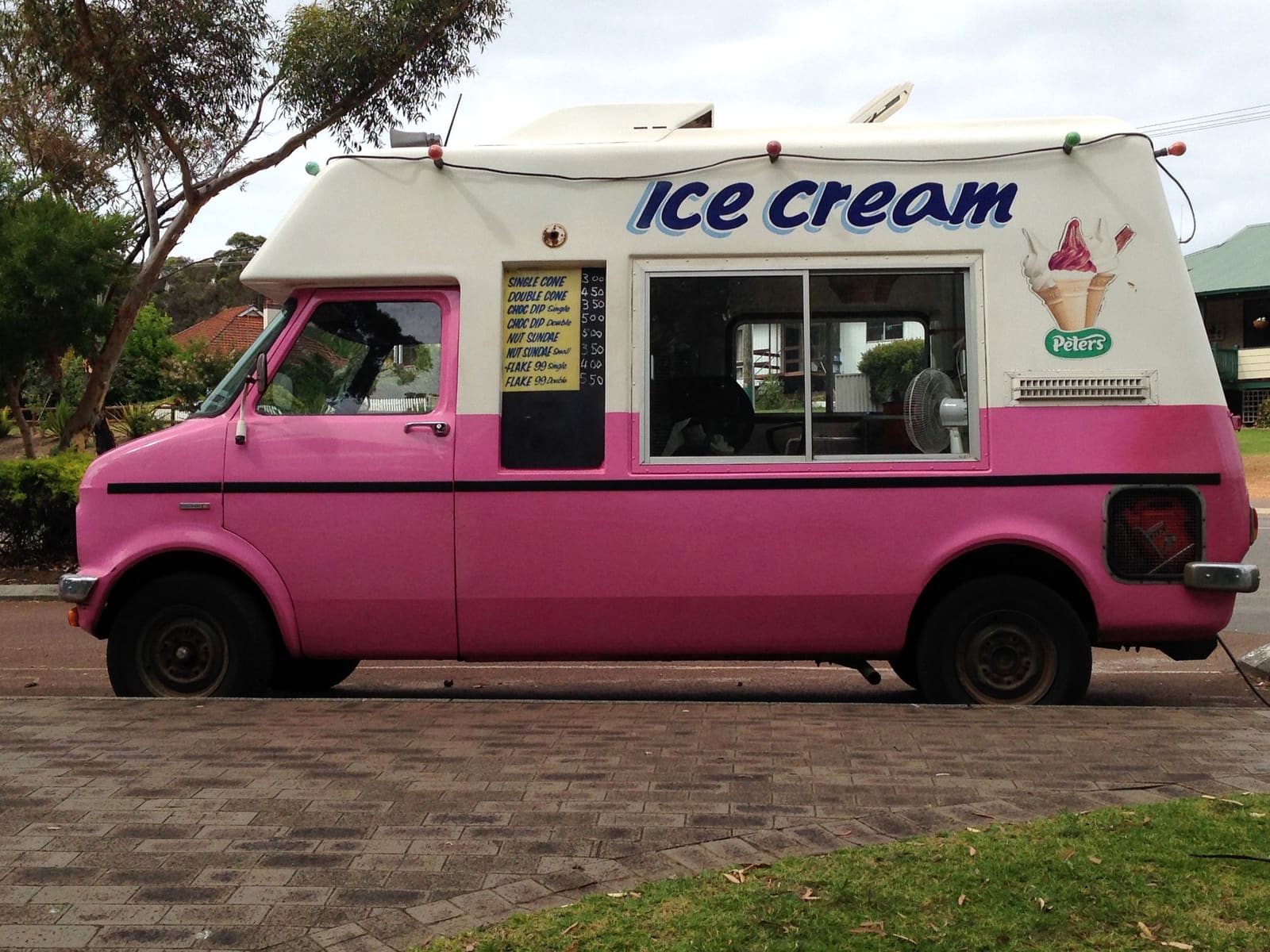 Camion à glaces rose stationné en plein air