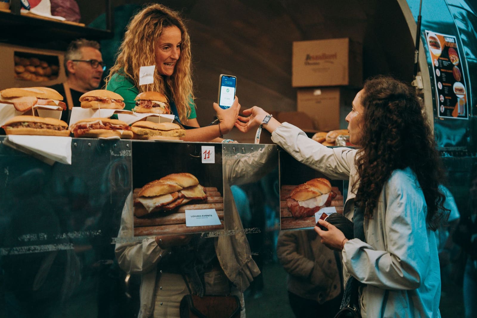 Comptoir d'un food truck de sandwichs avec ses clientes