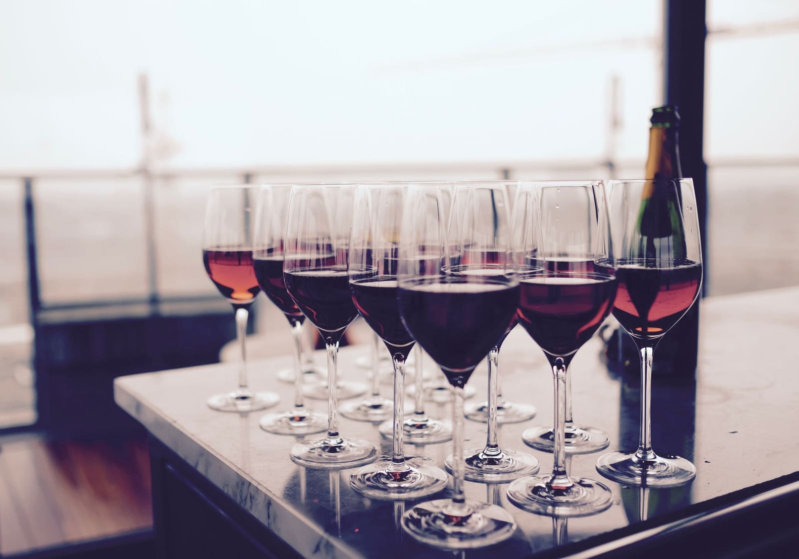 Verres de vin rouge alignés sur une table