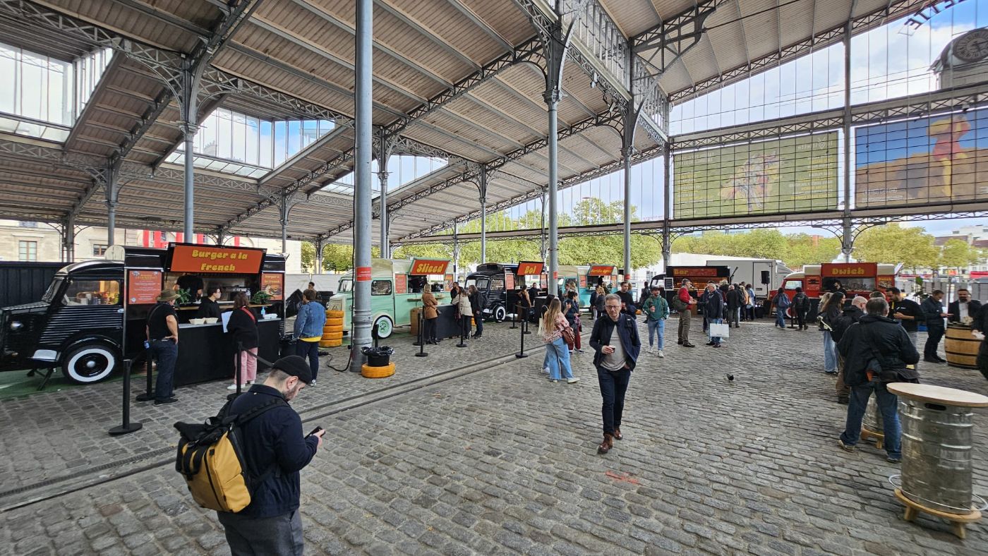 Food trucks vintage installés sous une halle
